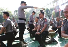 Tradisi Siraman Air Bunga Warnai Kenaikan Pangkat 74 Personel Polres Malang