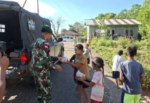 Satgas Pamtas Bagikan Makanan Bergizi, Pererat Kemanunggalan TNI dan Rakyat