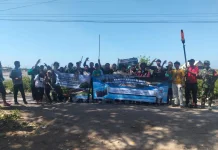 KKN-K UM–UNIRA Ajak Warga Bersihkan Perairan Dusun Muara