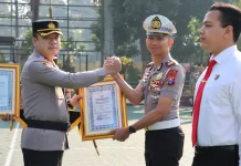 Kapolres Malang Beri Penghargaan pada Petugas dan Mitra Polisi
