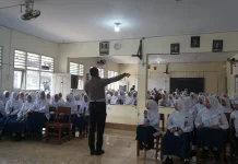Polres Malang Edukasi Pelajar Soal Keselamatan Berlalu Lintas di MPLS