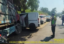 Grandmax Hantam Pagar usai Bersenggolan Dengan Truk Gandeng Selorejo