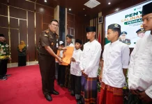 Lindungi Hak Anak, Pemkab Pasuruan - Kejari Serahkan Akta Wali Asuh