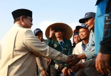 Haru Buruh Tani Lansia Rela Menunggu Prabowo, Titip Harapan Petani Makmur