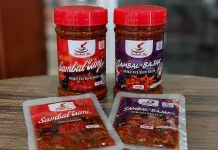 Berkah Ibu Pertahankan Sambal Ulek Manual Demi Cita Rasa Autentik