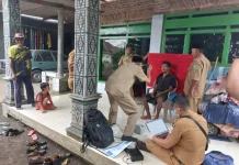 Bantu Difabel, Dispenduk Capil Kabupaten Pasuruan Rekam KTP-el di Rumah Warga