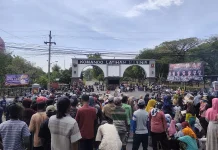 Macet 6 jam, Ratusan Warga Alastlogo Blokade Jalur Pantura Pasuruan-Probolinggo