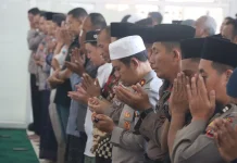 Polres Pasuruan Gelar Sholat Ghaib untuk Korban Laka Pandaan