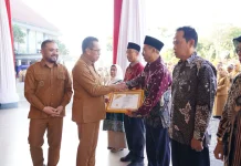 Wali Kota Batu Serahkan Penghargaan Purna Tugas kepada ASN