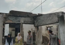 Polisi Kesamben Bantu Korban Kebakaran, Bersihkan Puing Rumah