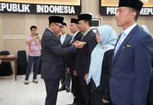 Wali Kota Batu Sematkan Satyalancana Karya Satya kepada 94 ASN