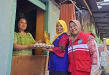 Konsisten Pilah Sampah, Warga Mendapat Telur dan Minyak