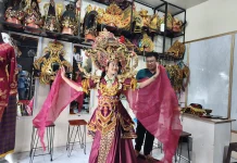 Kostum Raja-Ratu Jadi Tren Baru Karnaval Agustus Blitar