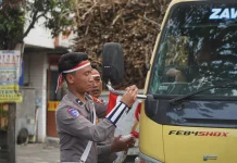 Semarak HUT RI, Polres Malang Pasangkan Bendera Merah Putih di Kendaraan Warga