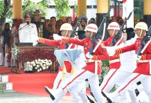 Pimpin Upacara Kemerdekaan RI ke 87. Bupati Rusdi Kenakan Pakaian Khas Kalsel