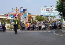 Detik-detik Proklamasi di Traffic Light Brak, Pengendara Kompak Hormat Merah Putih