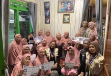 Manfaatkan Limbah Kulit Nanas, KKN MAs 76 Latih Ibu-Ibu Tulungrejo Bikin Tepache