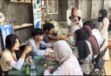 Mahasiswa Internasional Belajar Kerajinan Keramik di UMKM Matahati Batu