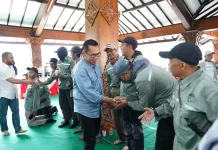 Petugas Kebersihan Tak Kenal Libur, Wali Kota Batu Beri Apresiasi