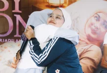Tak Kuasa Tahan Tangis! Denny Sumargo & Fanny Kondoh Peluk Penonton 'Baby Udon' di Solo