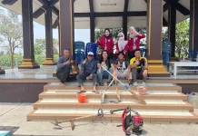 KKN MAs 68 Ubah Pipa Paralon Menjadi Reflektor Jalan di Dusun Kreweh