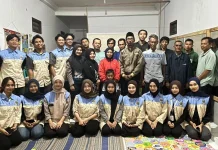 Atasi Limbah Ternak, Mahasiswa KKN MAs Kelompok 26 Ubah Kotoran Sapi Menjadi Briket