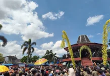 Berburu Air Siraman Gong Kiai Pradah, Warga Datang sejak Pagi