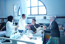 Wali Kota Batu Nurochman Jenguk Korban Kecelakaan Damkar