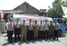 Kemarau Melanda, Polres Blitar Kirim 20 Ribu Liter Air