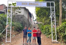 Perkuat Identitas Dusun, KKN MAs 74 Bangun Gapura Jengglong