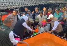 Gubernur Jatim Khofifah Salurkan Air Bersih kepada Warga Blitar