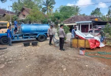 Polres Malang Salurkan 4.000 Liter Air Bersih untuk 40 KK Terdampak Kekeringan