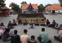 Doa Jurnalis Blitar untuk Rekan yang Hilang di Selat Sunda