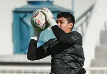 Kiper Arema FC Adi Satryo Siap Komandani Lini Belakang Lawan Persik