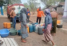 BPBD Probolinggo Salurkan 10 Ribu Liter Air Bersih ke Warga Sumberkramat