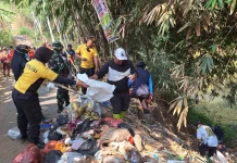 Polisi dan Warga Bersihkan Sampah-Parit di Jembatan Sungai Jilu Pakis Malang