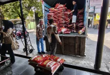 Bulog Gelontorkan 10 Ton Beras Premium ke Pasar Bunulrejo
