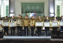 Bupati Pasuruan, Mas Rusdi Beri Penghargaan Petugas Berprestasi