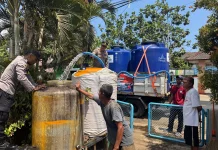 Puluhan Tandon Warga Sumberpucung Disuplai Air Bersih, Polsek Kawal Distribusi