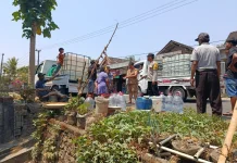 Polsek Gandusari dan Tiga Pilar Salurkan Bantuan Air Bersih ke Warga Panggungrejo