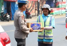 Sipropam Polres Malang Bagi 100 Paket Sembako untuk Kelompok Rentan