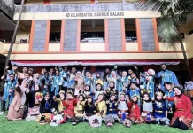 Siswa SD Baitul Makmur Kenalkan Budaya Indonesia ke Peserta I-YES
