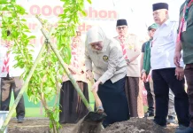 Gubernur Khofifah Tanam 1.000 Pohon di Pesantren An-Nur 2 Malang