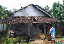 Atap Rumah di Sitiarjo Malang Ambruk Diterjang Hujan