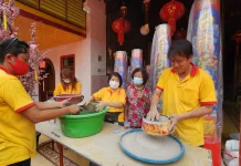 Imlek, Klenteng Tjoe Tie Kiong Bersih-Bersih Altar