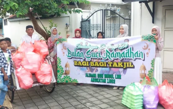 Alumni SDN Bugul Lor 1992 Berbagi Takjil Ramadan