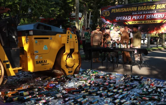Polres Malang Musnahkan Ribuan Botol Miras Hasil Operasi  Pekat