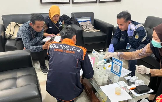 Sambut Lebaran 2026, KAI Madiun Tes Kesehatan Petugas