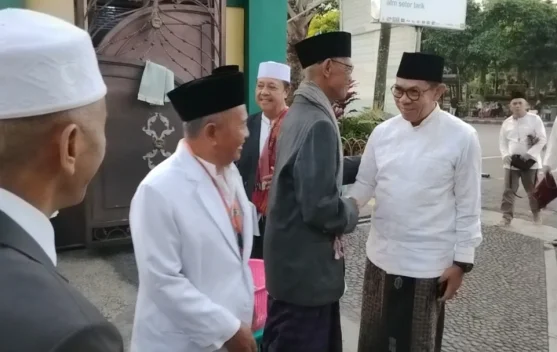 Wali Kota Batu dan Mantan Panglima TNI Salat Idulfitri di Masjid Agung Annur