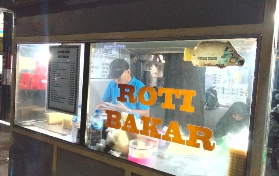 Roti Bakar Pak Uwut dan Perjuangan Bertahan di tengah Ramainya Kuliner Malam